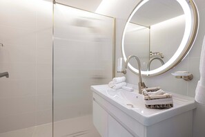 Douche, sèche-cheveux, serviettes fournies