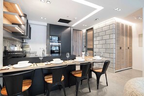 ثلاجة، ميكروويف، فرن، موقد طهي مسطح