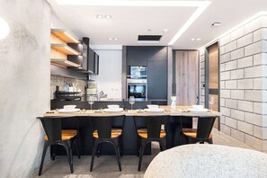 Réfrigérateur, micro-ondes, four, plaque de cuisson