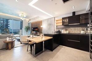 ثلاجة، ميكروويف، فرن، موقد طهي مسطح