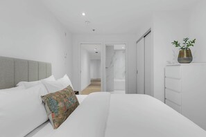 3 makuuhuonetta, työpöytä, silitysrauta/-lauta, vauvan matkasänky