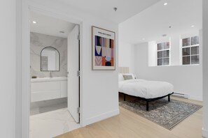 4 Schlafzimmer, Schreibtisch, Bügeleisen/Bügelbrett, Reisekinderbett