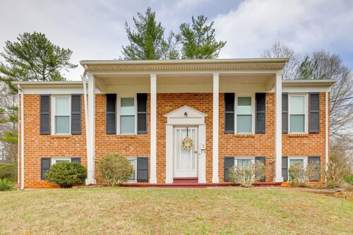 1 Mi to Dtwn Lynchburg: Charming Family Home!