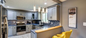 1 Mi to Dtwn Lynchburg: Charming Family Home!