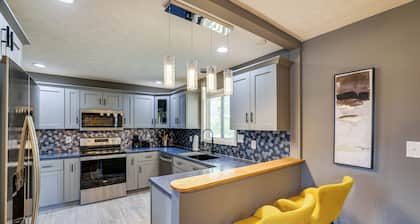 1 Mi to Dtwn Lynchburg: Charming Family Home!