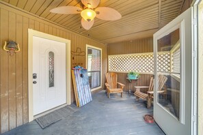 House (3 Bedrooms) | Interior - Outdoorsy Getaway Near Atoka: Hunt, Fish & Relax! (Pittsburg)
