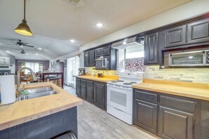 House (3 Bedrooms) | Interior