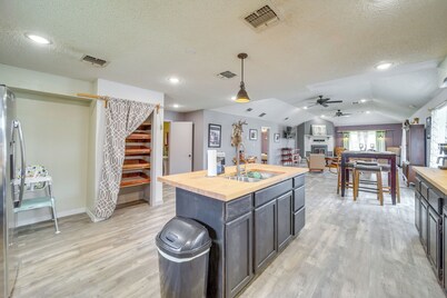 Outdoorsy Getaway Near Atoka: Hunt, Fish & Relax!