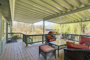 House (3 Bedrooms) | Interior - Fish, Swim & Hike: Waterfront Home in Longview! (Longview)