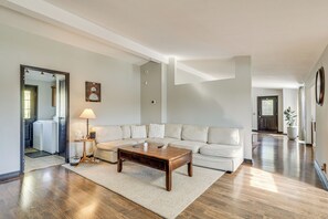 House (3 Bedrooms) | Interior - Fish, Swim & Hike: Waterfront Home in Longview! (Longview)