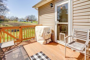 A wooden deck with a covered table, a bench, and a checkered rug. - 5 Mi to Dtwn Fredericksburg: Family Gem w/ Yard (Fredericksburg)