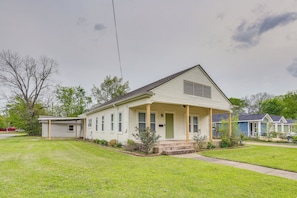 House (3 Bedrooms) | Interior - Half-mi to Dtwn Lufkin: Charming & Spacious Home! (Lufkin)