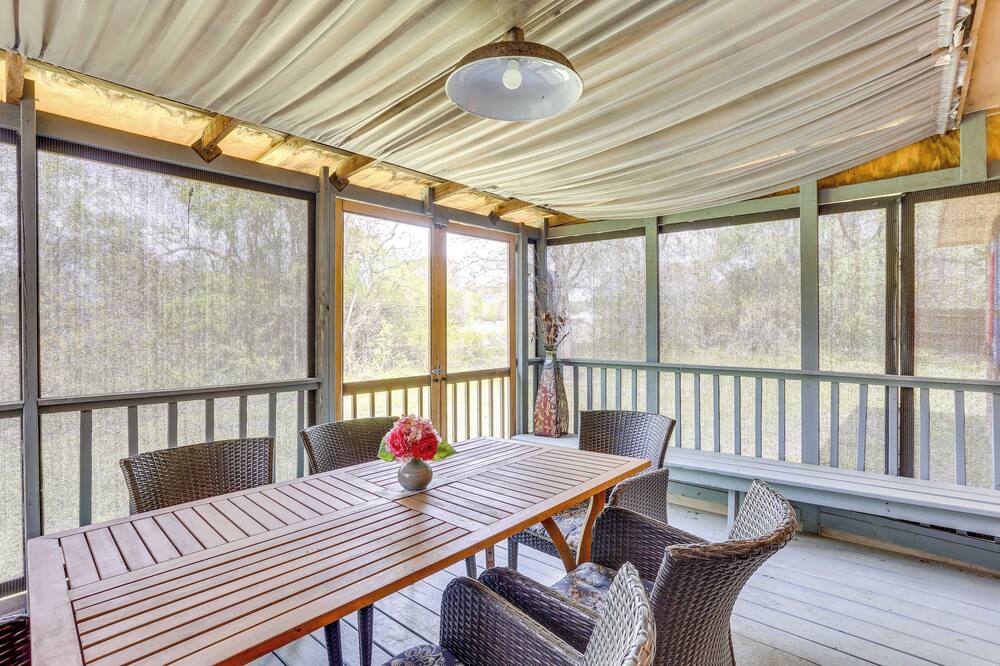 6 Mi to Ellen Trout Zoo: Family Home w/ Yard!