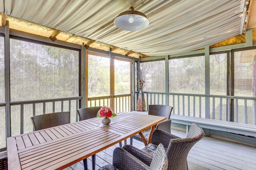 6 Mi to Ellen Trout Zoo: Family Home w/ Yard!