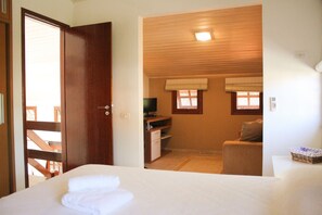 Ein Schlafzimmer mit einem Bett, einem Schreibtisch und einem Stuhl.