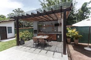 Deluxe House, 4 Bedrooms, Air conditioning | Outdoor dining