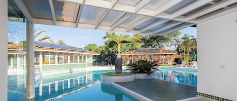Villa | Pool | Utomhuspool med öppettider 09.00 till 19.00, och solstolar