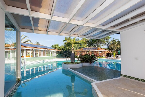 Villa | Pool | Udendørs pool, åben fra kl. 09.00 til kl. 19.00, liggestole