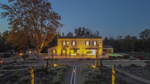 A modern two-story house with a well-lit entrance and a visible swimming pool in the background. - Villa de l Ecluse Maussane les Alpilles (Maussane-les-Alpilles)