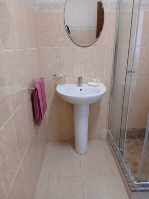 Dusche, Haartrockner, Handtücher, Seife