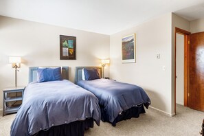 2 habitaciones, escritorio y tabla de planchar con plancha