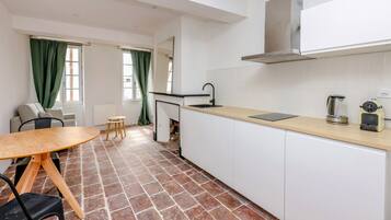 Réfrigérateur, micro-ondes, plaque de cuisson, cafetiÚre/bouilloire