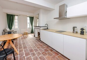 Een koelkast, een magnetron, een kookplaat