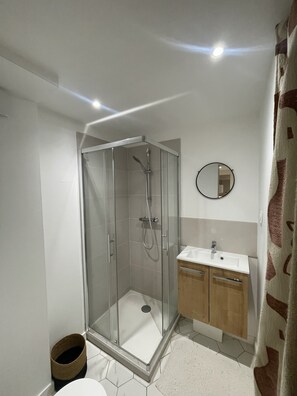 Suihku, hiustenkuivaaja, pyyhkeet, vessapaperi