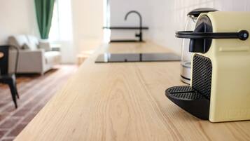 Réfrigérateur, micro-ondes, plaque de cuisson, cafetiÚre/bouilloire