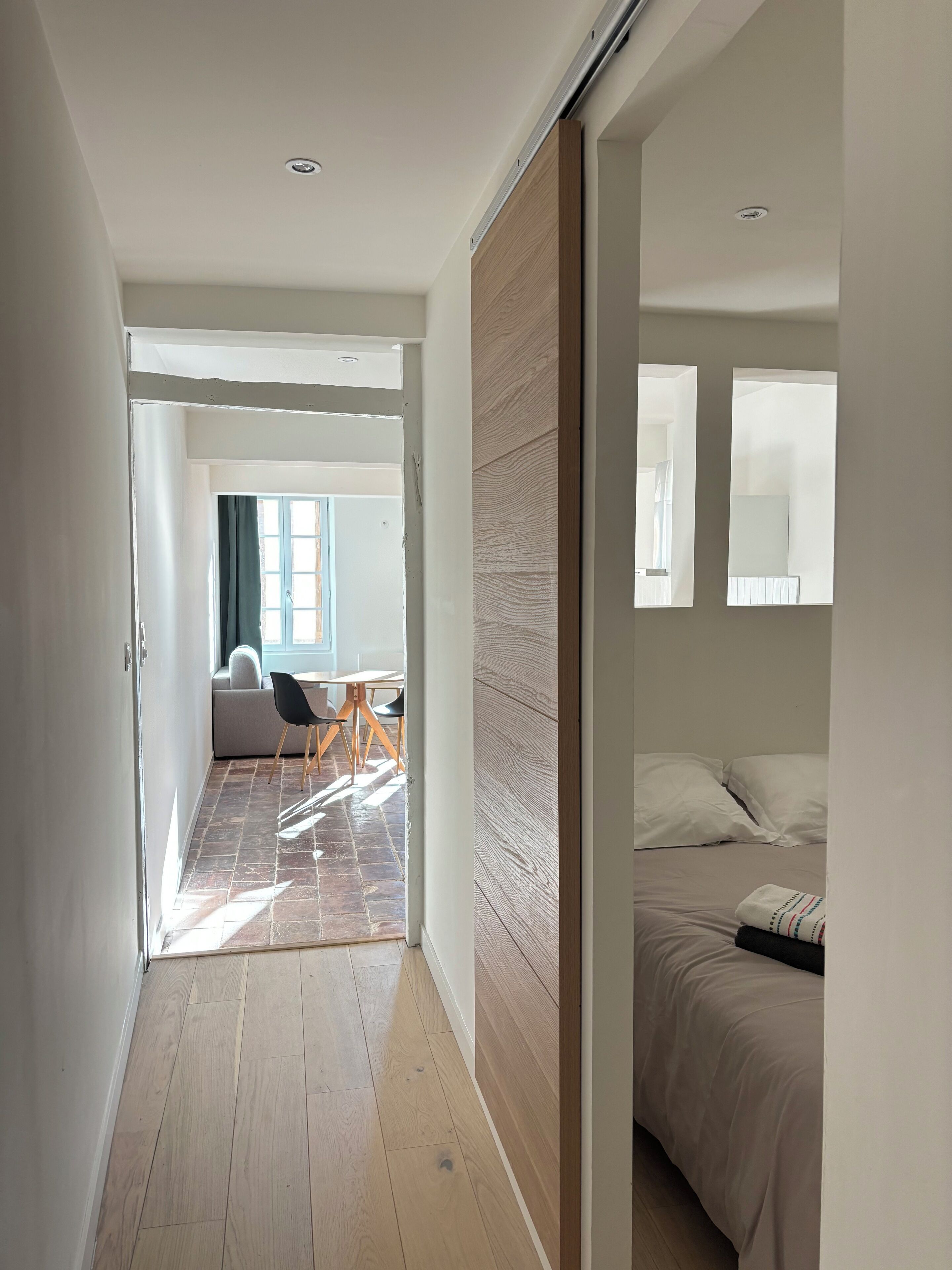 1 dormitorio, tabla de planchar con plancha, wifi y ropa de cama