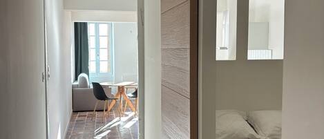 1 dormitorio, tabla de planchar con plancha, wifi y ropa de cama