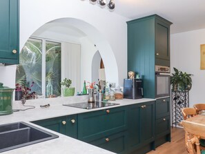 Dishwasher, cookware/dishes/utensils - House of Emma (Paignton)