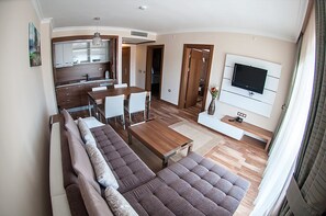 Suite – junior, balkong | Skrivebord, wi-fi (inkludert) og sengetøy