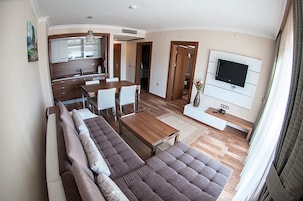 Suite junior, balcón | Escritorio, wifi gratis, ropa de cama