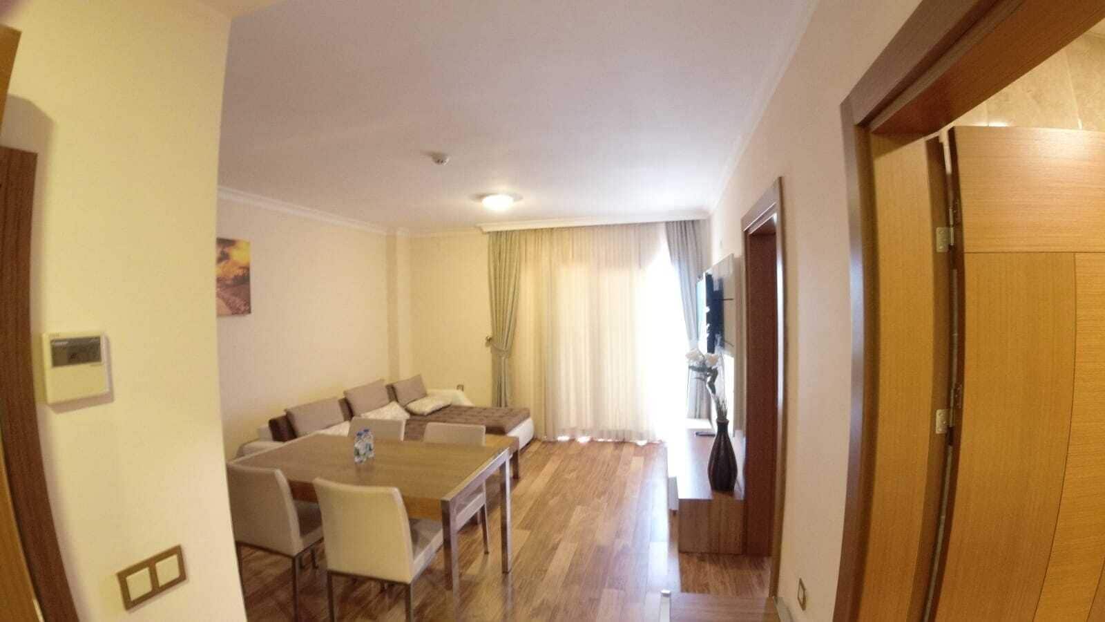 Familienzimmer, 2 Schlafzimmer | Wohnbereich | 32-Zoll-LCD-Fernseher mit Satellitenempfang
