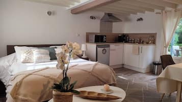 Iron/ironing board, WiFi, bed sheets