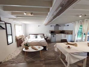 Tabla de planchar con plancha, wifi y ropa de cama