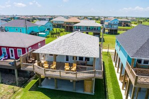 Exterior - Breeze Easy - Close to beach, fenced yard, cargo lift and more! (Crystal Beach)