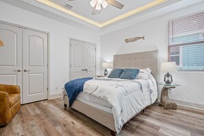 3 bedrooms, iron/ironing board, free WiFi - Breeze Easy - Close to beach, fenced yard, cargo lift and more! (Crystal Beach)