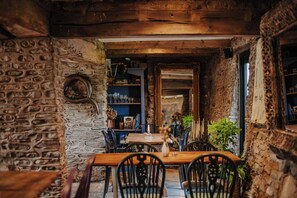 Premium bedding, pillow-top beds, minibar, individually decorated - Hanley House (Tenbury Wells)