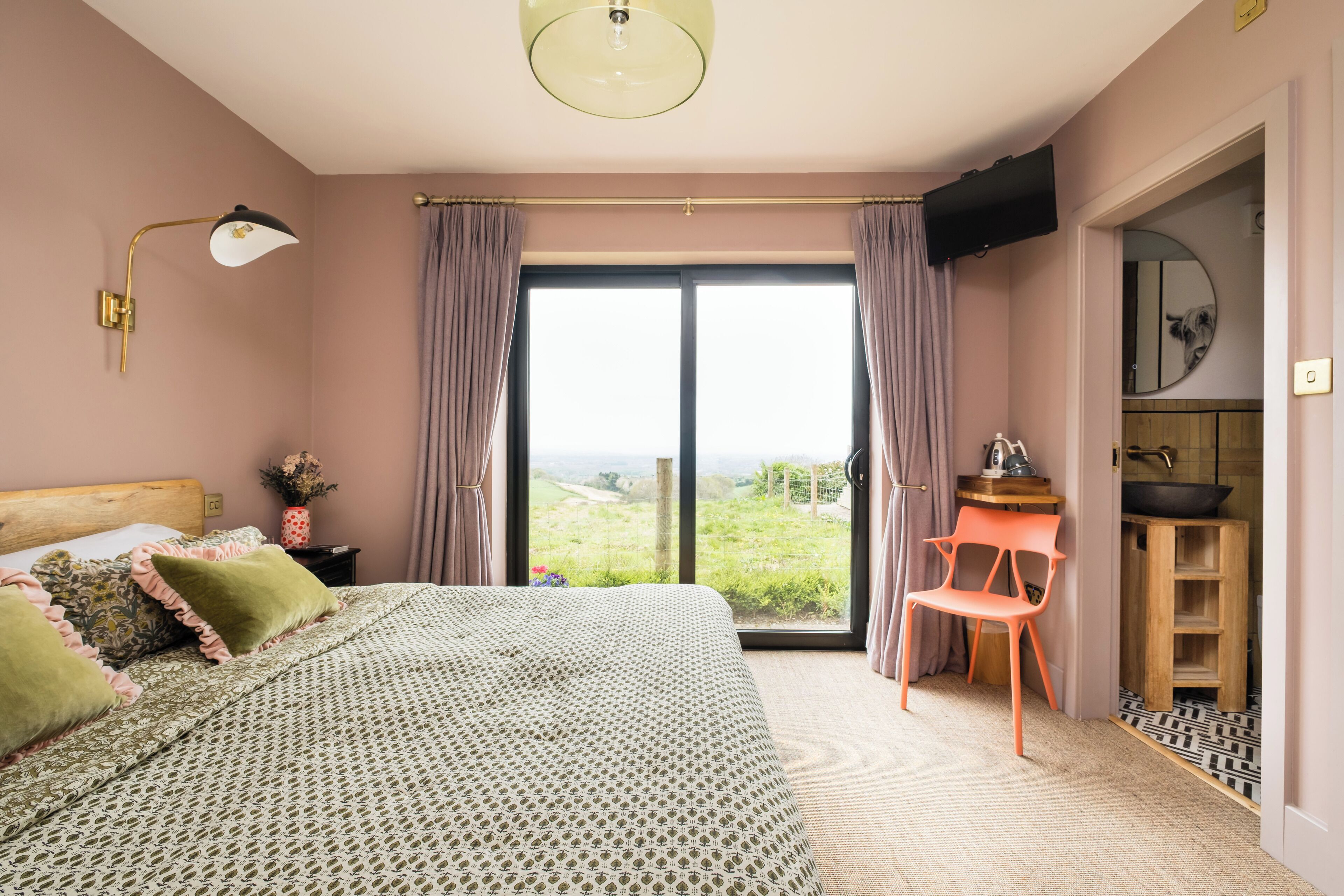 Ylelliset vuodevaatteet, pillowtop-patjalliset sängyt, minibaari