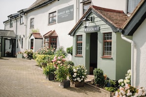 Premium bedding, pillow-top beds, minibar, individually decorated - Hanley House (Tenbury Wells)