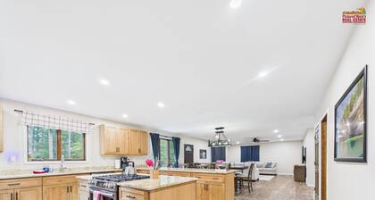 NEW 2025 Escape to Your Perfect Getaway at Three Pines, Sleeps 10, 3 Bath