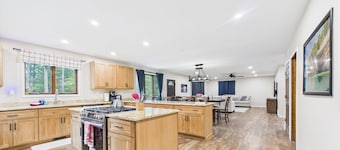 NEW 2025 Escape to Your Perfect Getaway at Three Pines, Sleeps 10, 3 Bath