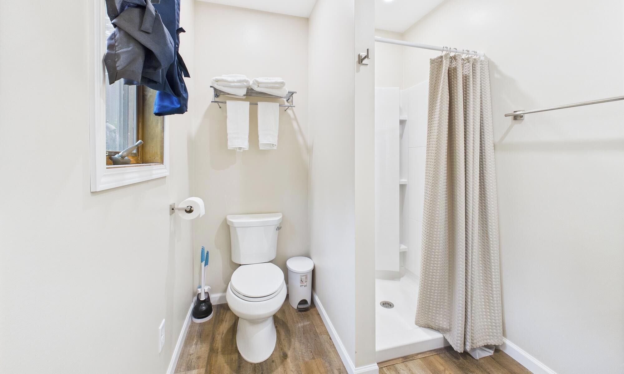 Un bagno moderno con WC, lavabo e doccia.