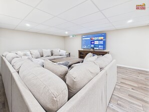 TV connectée, lecteur de DVD, livres