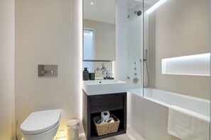 Hair dryer, towels, soap, toilet paper - A pop of colours (London)