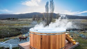 Outdoor spa tub - River K Lodge - 4 Eagle View Road (Moonbah)