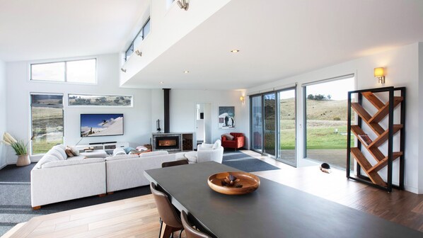 Smart TV, fireplace - River K Lodge - 4 Eagle View Road (Moonbah)