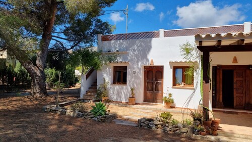 Peaceful and relaxing rustic house with a spacious garden surrounded by trees.